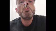 Reproduzir Sessão pornô de banheiro enfumaçado de Luke Kharma