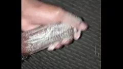 Jouer Une masseuse mature donne un massage de branlette à la bite bâclée (Pt. 1)