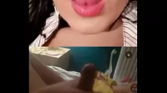 Reproduzir Tranny Webcam MILF compartilha grande gozada com fã de fetiche por pés na rua