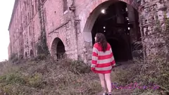 Abspielen Spionieren Sie die junge Teenagerin Domitilla aus, während sie im Freien masturbiert