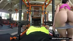 Jouer Rachel Starr transpire avec une dure baise cardio dans la salle de sport
