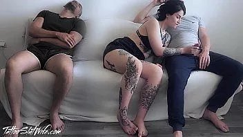 Riproduci Sotu dorme accanto a lei sul divano e la cagna succhia il cazzo di un amico