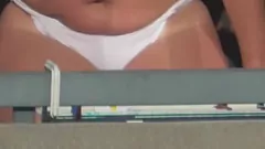 Reproduzir Espiar uma gostosa checa MILF tomando banho de sol nua na varanda