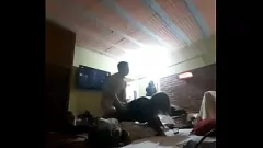 Abspielen Zu Hause bei einer Freundin bittet sie um Schwanz und Sperma