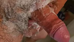 Reproduzir Masturbação no chuveiro DILF sem cortes: acariciando o pau com sabão e bolas peludas