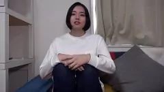 Riproduci Una bella ragazza giapponese si spoglia e si sporca con una scopata e un pompino intensi