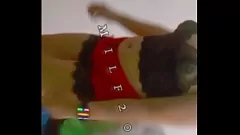 Reproduzir Milf asiático gordinho luta para se encaixar no pau grande em buceta raspada em POV