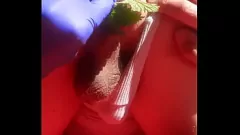 Reproducir La intensa masturbación anal de Skitx con ortigas punzantes