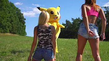 再生 ピカチュウに変装した彼は森の中で2人の罪のない女の子とセックスをしている