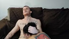 Reproduzir Gata loira tatuada desfruta de um passeio de barbez selvagem na máquina de sexo