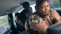 Abspielen Big Ass Swanges Milf wird in einem Quickie -Auto ficken