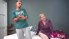 Jouer La MILF européenne mature Sara Duval se déchaîne pour la jeune bite