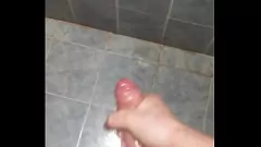 Reproducir Jerks de 18 años Big White Cock en inodoro público y erupciona en semen