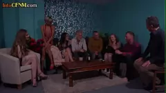 চালান পোশাক পরা মহিলা, নগ্ন পুরুষ: ডগিস্টাইলে 20 বছর বয়সী স্বর্ণকেশী কিশোরের ভগ