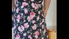 Reproduzir Descubra o charme irresistível de uma vovó BBW madura enquanto ela se despe para revelar sua voluptuosa bunda nua neste pornô quente.