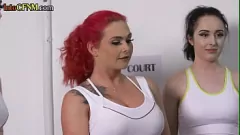 Abspielen Erleben Sie die ultimative CFNM-Tennis-Domina-Gruppen-Handjob-Session mit einem glücklichen Kerl, mit einem Babe, einer MILF und Amateurmodels mit sexy Tattoos und rothaarigen Haaren in Uniformen.