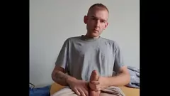 Reproducir Viendo la gran polla de Kevpontanna: una sesión de masturbación casera por webcam con una suave pero colgada polla húngara