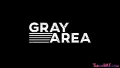 تشغيل فاتنة شقراء مع الوشم Deepthroats وركوب BF لها في مكثفة راعية البقر العمل