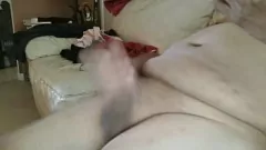 Riproduci Guardate questo uomo maturo che si spoglia e si masturba il cazzo non circonciso finché non viene