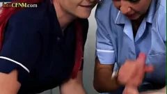 চালান স্টকিংসে দুষ্টু CFNM MILF নার্স রোগীকে একটি ব্লোজব এবং একটি বাষ্পযুক্ত 3some মধ্যে হ্যান্ডজব দেয়