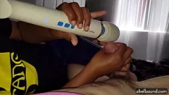 Jouer Sensuelle Ebony Femdom masturbe son petit ami Sissy avec une baguette magique lors d'une session torride du CFNM