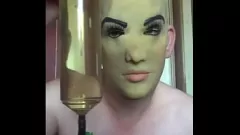 Redare Bărbat mascat bisexual implorând să-ți înghită pipiul, nu-i este rușine de îndoire, tub plin de pis înghițit