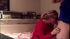 تشغيل تبحث زوجة شقراء عن الرضا بعد أن أدركت أن مهارات زوجها الجنسية المنخفضة لا تستطيع تلبية رغباتها