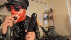 Redare Curva obraznică în cizme din latex se bucură de distracția solo cu trei vibratoare, îmbrățișându-și partea de supunere în această aventură cu glugă