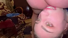 Redare Asistați la fuck-ul extrem de neîncetat al acestei fete bogate în gâtul adânc, cu călușare hardcore și băutură de pis