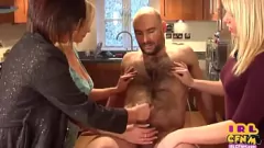 Odtwórz Zobacz, jak szczęściarz dostaje amatorską grupową ręczną robotę od blondynek i brunetek w tym porno z dominacją CFNM