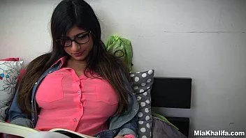 Play Mia Khalifa teaches her Muslim friend how to suck cock