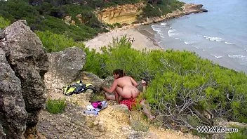 Reproduzir Casal de turistas que fodem na floresta perto da praia