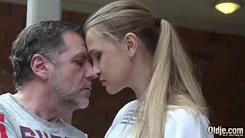 Reproducir Hermosa princesa follada duro por su padre con una gran polla