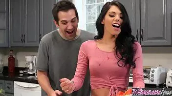 Reproduzir filmes pornôs com mães são profissionais