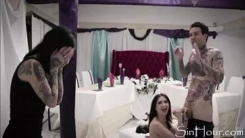 Riproduci Lo sposo beccato al matrimonio quando fa un pompino alla sorella della sposa