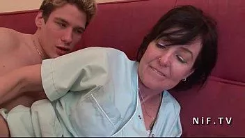 Abspielen Die alte Frau mit Kopftuch leckt einem Jungen den Arsch und wird in die Fotze gefickt