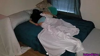 Oynat 18 yaşındaki kız kardeşini uyurken sikiyor