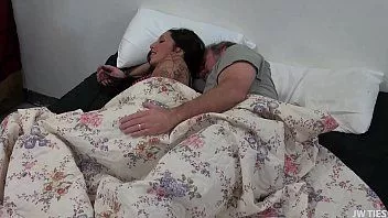 Afspelen Incest met de oom die haar opwindt in haar slaap
