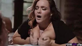 Reproduzir Ela gosta de sentir o pau entre as tetas
