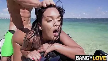 Odtwórz Seks morski w wodzie z aktorką porno
