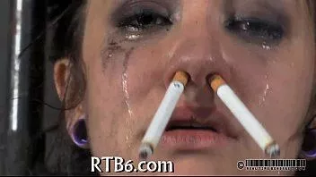 Reproduzir Ele coloca dois cigarros no nariz dela e lhe dá um tapa nas bochechas