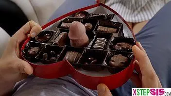 Masukkan Ayam Ke Dalam Cokelat Dan Berikan Kepada Pasangan Anda Untuk Mengisapnya