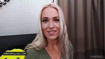 播放 Angelika 在酒店支付了 1 次性爱游戏