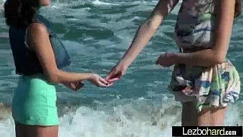 Putar Dia membawanya pulang dari pantai dan menidurinya