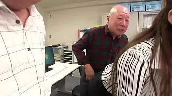 Abspielen Die junge Frau von den perversen alten Männern gemacht und gierig nach einer guten Fotze