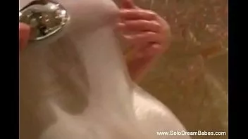 تشغيل روماني غريب يستمني في الحمام