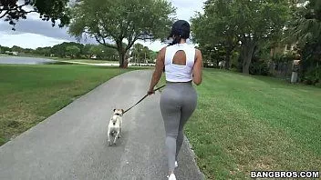 Afspelen Brunette neukt na puppywandelingen