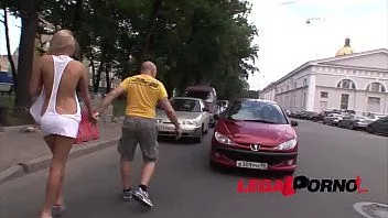 Reproduzir Ela esta pendurada na rua e fodeu no cuzinho