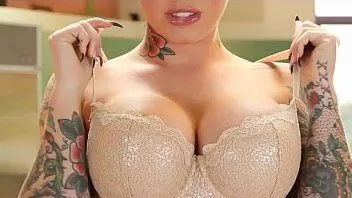 Redare Christy Mack se masturbeaza cu un dildo