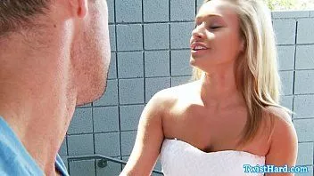 再生 セクシーなベイビーケネディリーは彼女の唇に精液をなめる